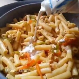 مكرونة بالدجاج والخضار