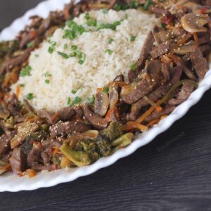 ستراغنوف مع الخضار و رز بالثوم