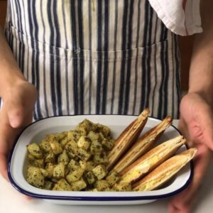 ريوق حلو بس مو سريع . البيض مفيوح معاه شوية مايونيز وروب وثوم بودرة مع ملح وفلفل