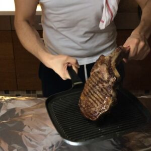 رشّيت التوماهوك (ريشة البقر) بملح وفلفل من الجهتين و عالشواية خذت لون حلو بعدين