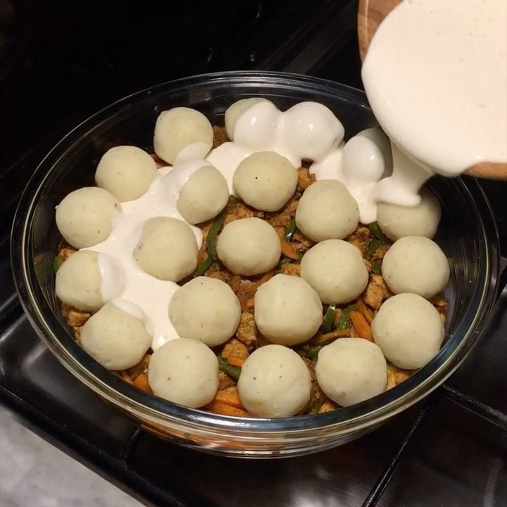 صينية كرات البطاطس بالدجاج والجبن