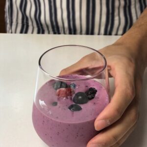 حليب وروب يوناني مع توت مثلّج . لذيذ وبارد
