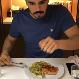 سالمون عليه بابريكا وملح وفلفل . والبطاط منظف قشره و مسلوق . البطاط لذيذ جداً  م