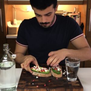 خبز و أڤوكادو مع رمان و جبن غنم . لذيذ نظيف سريع !خبز كويتي اڤوكادو امريكيرما
