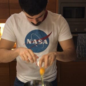 البصل والبطاط شرايح ضعيفة . ياخذون راحتهم على بالزيت على النار لما تطلع حلاوتهم-