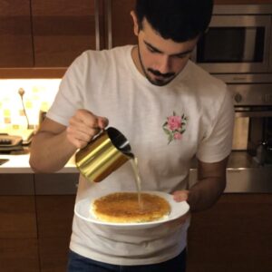 كنافة بالقشطة . سمن و كنافة و قيمر بالفرن عليهم شيرة و فستق . سريعة و حلوة
قيمر