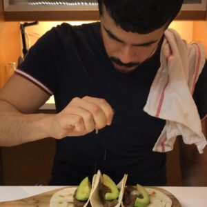 حطيت الصحن مدة على النار عشان يحتر
و شويت الطماط والثوم مع القشر تالي دقيتهم با
