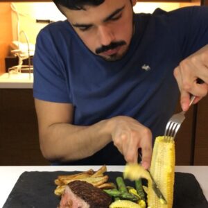 تندرلوين ستيك مع بطاط و ذرة و اسبارغس