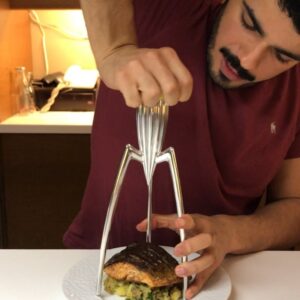 سالمون مشقق الجلد عليه (بابريكا كمون ثوم بصل ملح فلفل) بالزيت والزبدة خلوا الجلد