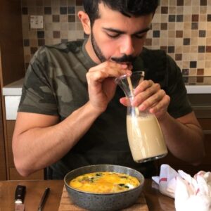 بيض مع سبانخ محموس ويا ثوم مع تيركي وجبن في صحني اللي يتحمل حرارة الفرن من و