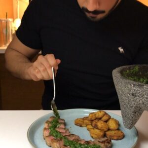 سترِبلوين ستيك مع صلصة الچيميچوري وبطاط كالعادة . على صحني اليديد من  .
الصلصة ل