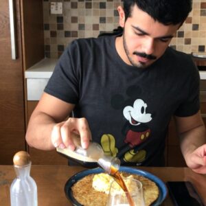 هاش براون مع بيض . حطيت وايد زيت وزبدة وملح للاسف ! لكن لذيذ وايد !
سووه انتوا و