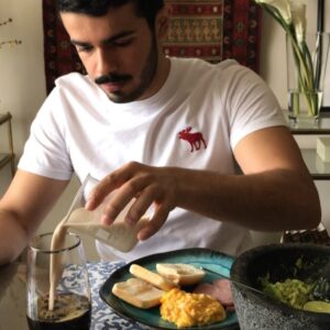ريوق اليوم صمونة عليها قواكامولي وبيض وتيركيمع حليب البندق و قهوة سودة من  الر