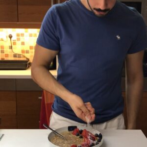 ٥٠ جرام شوفان و ٢٠٠ جرام ماي . مع اللي تحبونه يطلع شي لذيذ ! انا احب مع بروتين و