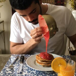 بانكيك بروتين بصلصة الفراولة مع توت ازرق و عصير برتقال . ريوق مو سريع