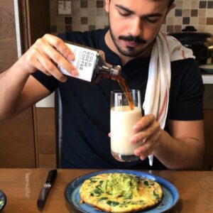 بيض وسبانخ وبصل وطماط . فوقهم افوكادو مهروس . لذيذين مع بعض وحليب مع قهوة سودة