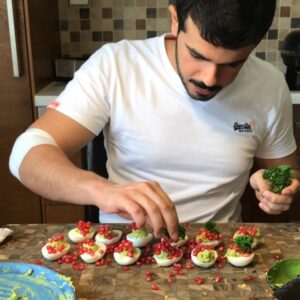 بيض مفيوح و افوكادو عليهم رمان . بسيط ولذيذ و صحي !