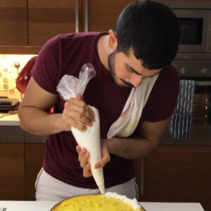 ملك كيك بالزعفران .
بيض وسكر وفنيليا وطحين وملح وهيل وزعفران للكيك عليهم خليط ال