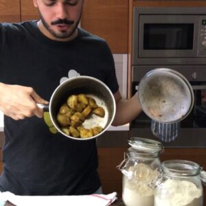 بطاط مفيوح/مسلوق . فوقه ملح فلفل ثوم بصل بودر بابريكا اعشاب مجففة و زيت زيتون .