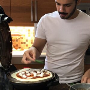 بيدزا . بالنسبة لمقدار الطحين حطوا اربع اكواب . او ثلاثة ونص . مع الحليب طبعا اذ