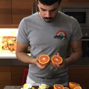 ريوق اليوم . الافوكادو اسود اغلبه للاسف . بس البرتقال طلع عجيب ! مادري شلون و اح