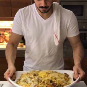 برياني بيتنا . قليت البصل بزيت عميق و رفعته تالي قليت فيه صدور الدجاج المبهرة و