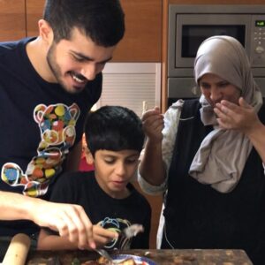 توست بدون اطراف مرقوق و ملفوف مع نوتيلا منقع بخليط حليب وبيضة وفنيليا من   و دار