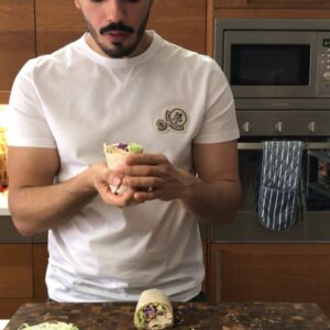 چكن سيزر راب .  خس وملفوف و دياي مشوي بخبزة معاهم صلصة السيزر وجبن برمزان . بس ح