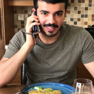 بيضة البصل والبروكلي المحموسين . بالفرن . المقلا مالتي تتحمل الفرن لكن مو كل الم