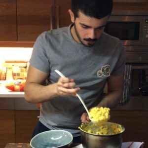 معكرونية مطبوخة بحليب معاهم جبن . وملحالحليب يعطي قوام كريمة شوي لكن بدون دهن