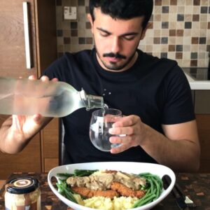 قصصت الستيك و ضربته لما تمدد شوي بعدين بطحين وبيض وبقسماط و بالزيت . و للصلصة حم