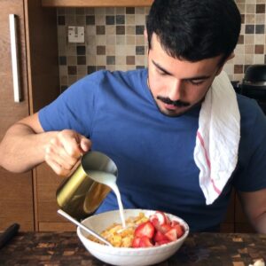 وصفة اليوم : كورن فليكس بالحليب. .المقادير : كورن فليكسحليب.شنو ريوقكم ؟ ت