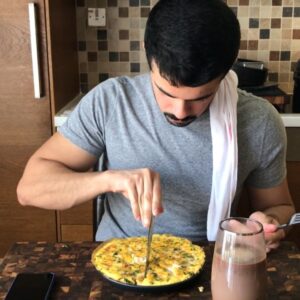 بيضة اليوم . تتريقون بيض ولا شي ثاني ؟