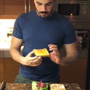 كْـلَـب ساندوِچ . في ثلاث توستات حطيت مايونيز وطماط وخس وبيكن محمص مع جبن ذايب و