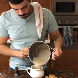 شوربة المشروم .
حمست بصل و سلري فوقهم الزعتر و المشروم و مرقة الخضار عليهم ملح و
