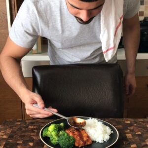 السالمون مطبوخ على شوية زيت و فوقه صويا و عسل و ليمون اخضر . لذيذ ! و سريع . بع