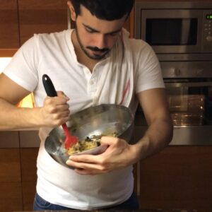 وايد لذيذ الكوكيز !  بس بعد ما تكورونه حطوه بالفريزر ساعة عشان شكله بعد الفرن يك