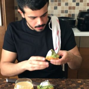 ريوق اليوم بيض و افوكادو على الكرواسون و فوقهم السمسم اللي ماله داعي