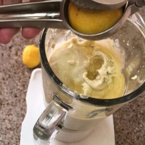 حمص بطحينه بالافوكادو