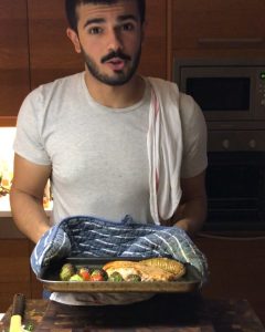 بطاطة مقصصة من فوق و مطبوخة بالفرن مع زيت و ملح لمدة ساعة . اهي احلى شي بالعشا .
