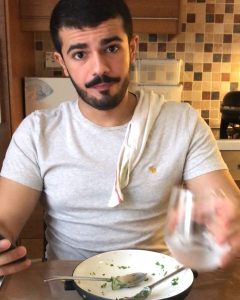 سلطة بدون خس .. خيار و ذرة و طماط و افوكادو و كزبرة و منقا وبصل وتونا
عليهم ملح