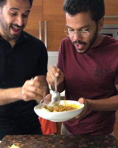 موكّيكا
في مقلا حمست بصل و معجون طماط فوقهم وايد ثوم مفروم و بابريكا هم وايد . م