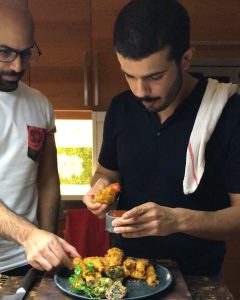 بطاط مقصص مطبوخ بالفرن مع زيت زيتون و كزبرة و زعتر و اعشاب
تالي في صحن اخلط بيض