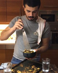 ممكن يكون طبق جانبي .. برسل سبرا مع برمزان وثوم بودر وزيت زيتون مع ملح وفلفلبال