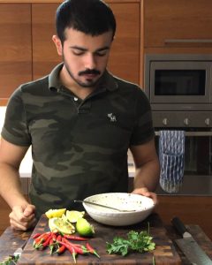 بطاط مقلي بزيت زيتون معاه ملح و فلفل حار . لما تحمر شلته و خففت الزيت و حمست الث
