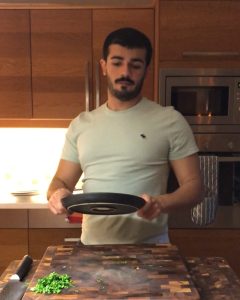 كور لحم مطبوخين بصلصة طماط معاها جزر قدمتهم على عيش بالشعرية  جداً لذيذ و سهل م