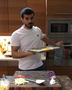 دياي مسلوق افلله او اسحبه بشوكتين و اخلط معاه باربكيو صوص . بعدبن في خبزة تورتيا