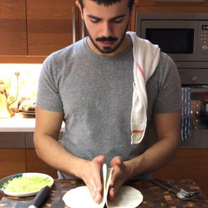 البيضة بروحها وايد احلى . او مع افوكادو .. ولو ان الطماط بعد الفرن لذيذ لكن ثلاث