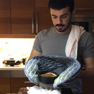 معكرونية ولحم مفروم عليها و تحتها بشاميل و فوقهم جبن و بالفرن . لذيييذة بس وايد