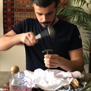ليمون مع توت و نعناع مفقّصين بقلاص عليهم ميبل سيرب و ممكن سكر بداله و ماي غازي .